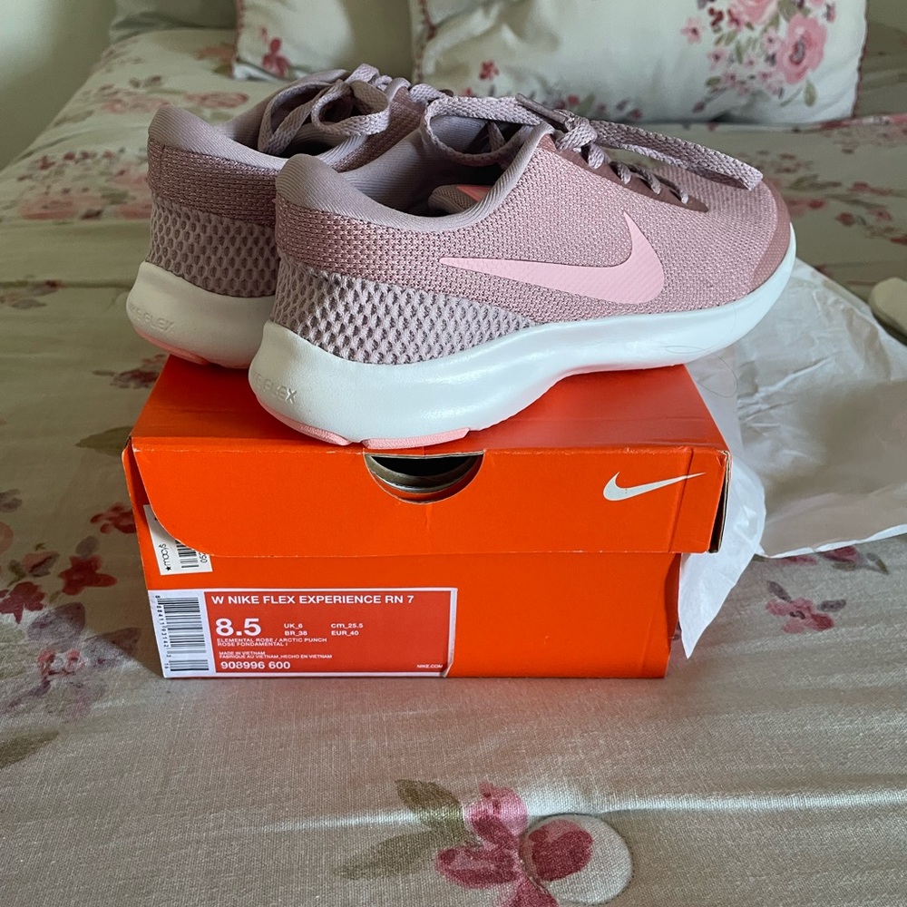 BNIB Nike Flex Experience Shoes- 8.5